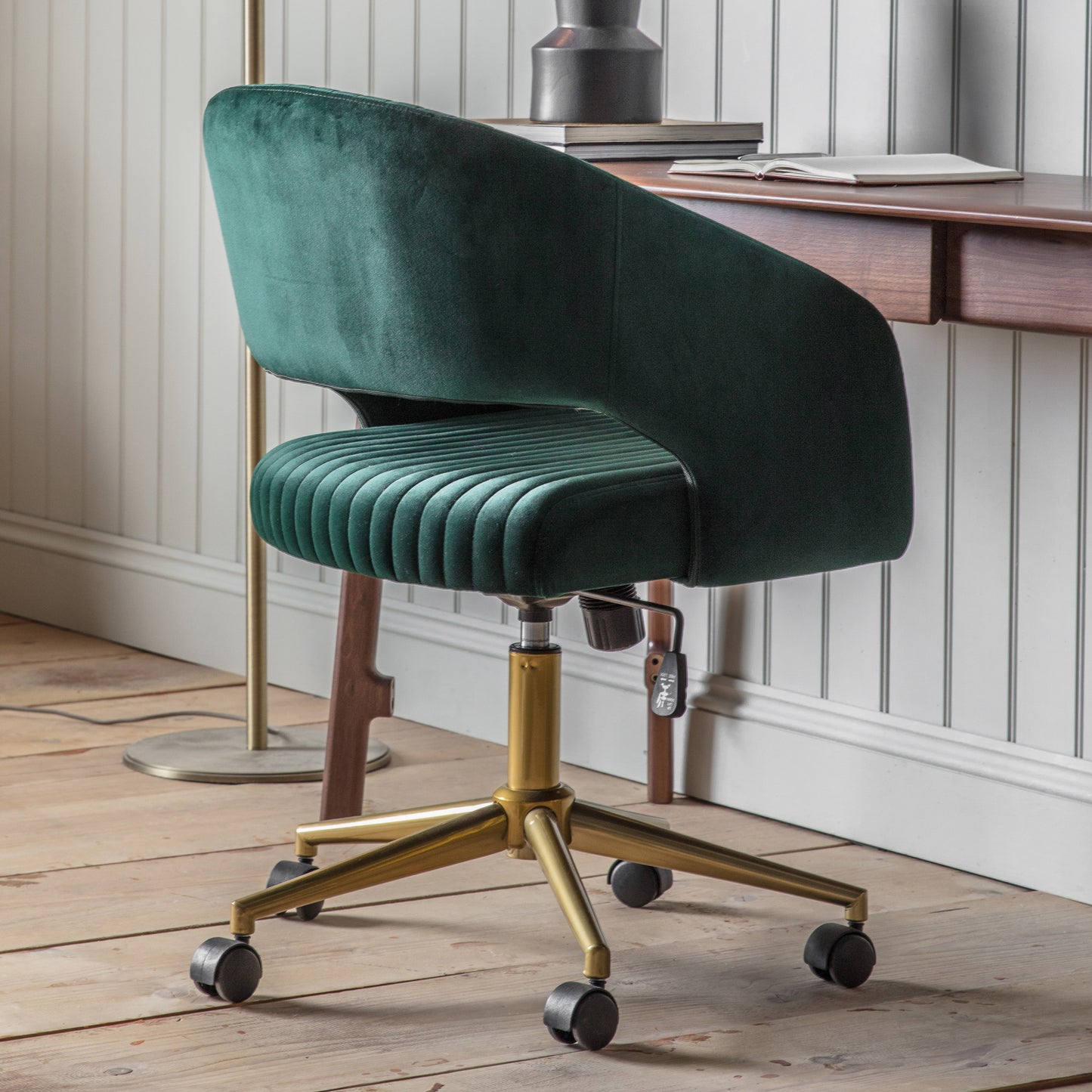 Murray Swivel Chair Green Velvet
