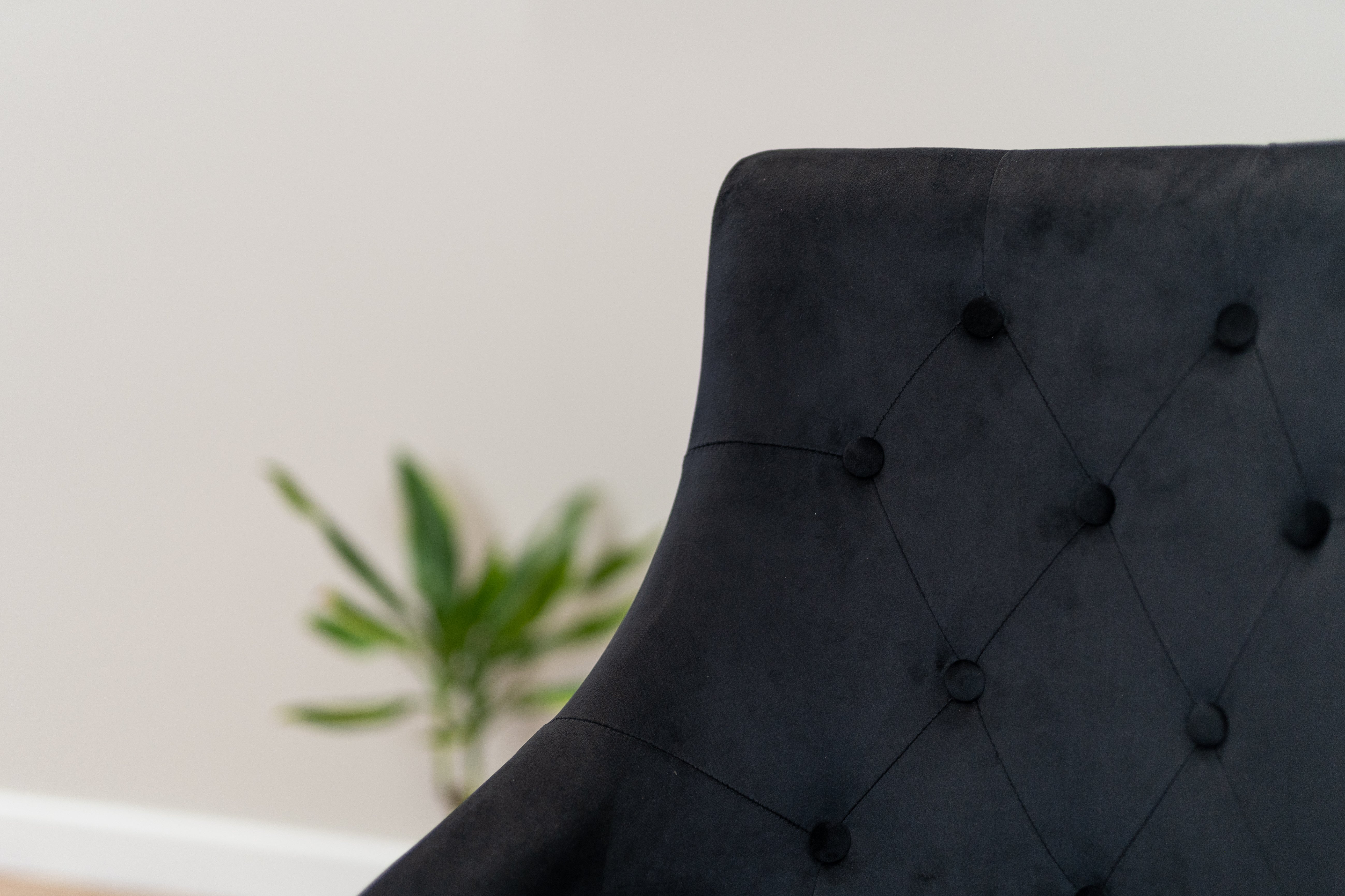 Isla Dining Set with 4 or 6 Portia Dining Chairs in Black